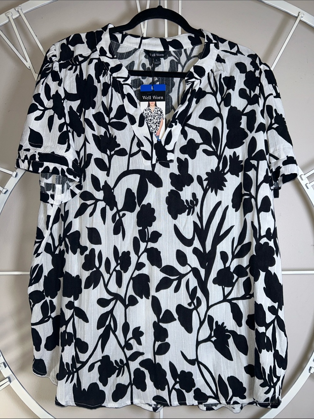 NWT Well Worn Black & White Floral V-Neck Blouse for Women